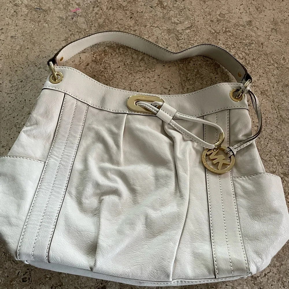 Michael Kors ivory shoulder bag . - Picture 1 of 4